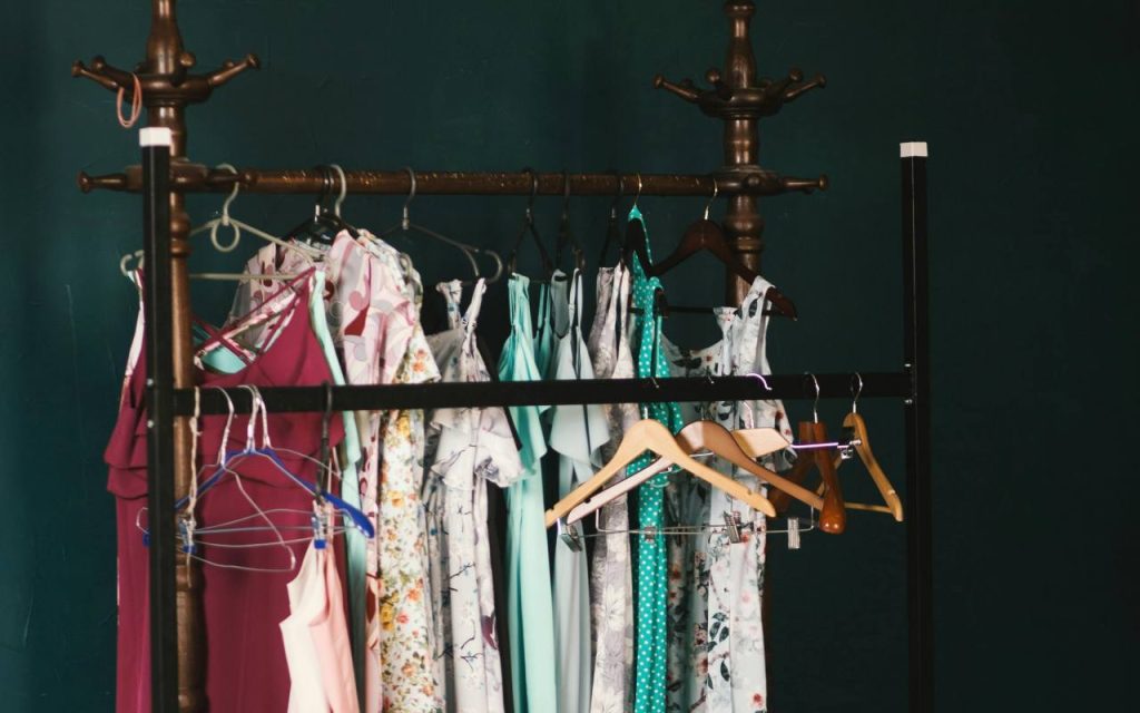 Okačena i složena ženska odeća