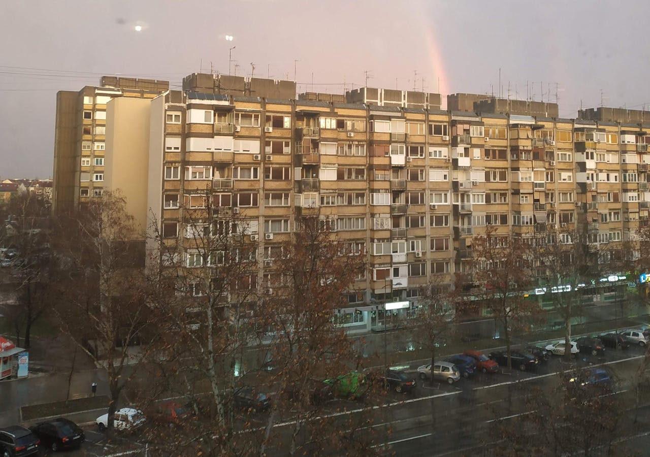 Stambena zgrada i duga