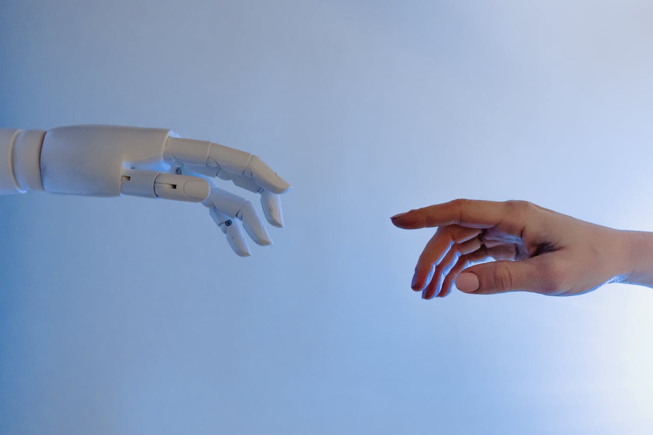 Ruke robota i čoveka idu jedna ka drugoj